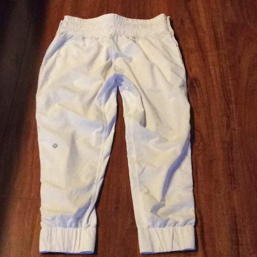 Lightweight lululemon tear away crops